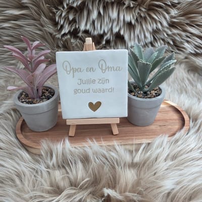 Robuust wenstegeltje - Tegeltje Opa en Oma – Jullie Zijn Goud Waard – Cadeau Grootouders - Hip trendy tegeltje – 10x10 cm – Wanddecoratie – Sfeervol en Persoonlijk – Trendy nu – Decoratief Tegeltje met Standaard – Cadeau Idee