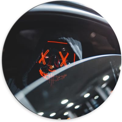 Dibond Wandcirkel - Masker met Rood in de Auto - 70x70cm Foto op Aluminium Wandcirkel (met ophangsysteem)
