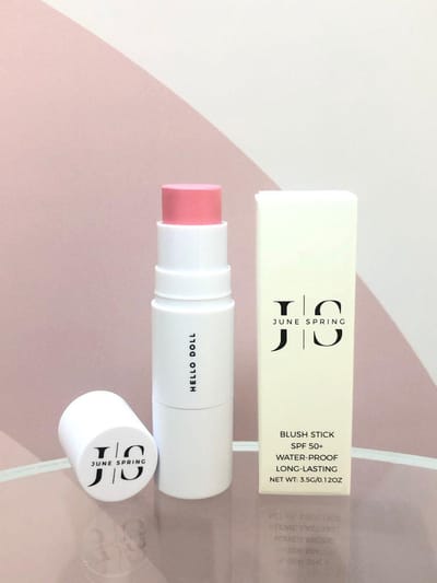 June Spring - Blush Stick - HELLO DOLL - Kleur: Roze - SPF 50 - Waterproof - Make up - Creme Blush - Langdurig - Natuurlijk - Hydraterend - Vlekt Niet - Alle Huidtypen - Trendy - NIEUW - 2024