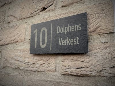 Gepersonaliseerd Huisnummer met Naam / Naambordje Voordeur Leisteen - 15 x 8.5 cm - Modern Naamplaat Antraciet Grijs Bord Nummer Familie Namen Familienaam Slate Steen Graveren Laser Gravure Wonen House Huis Trendy Wonen by Cutting Edge Design Belgium