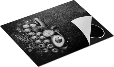 Chefcare Inductie Beschermer Groente op Zwart Hout - Groentes - Zwart Wit - 65x50 cm - Afdekplaat Inductie - Kookplaat Beschermer - Inductie Mat