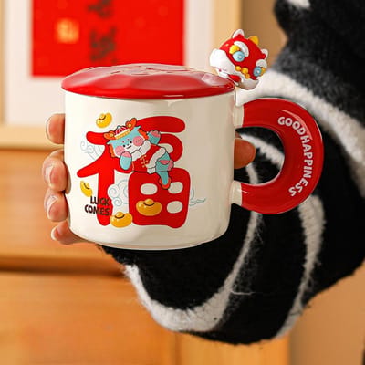 Mok met Deksel Lepel Huishoudelijk Keramische Waterbeker Koffiekop Nieuwjaar Cadeaudoos Cadeau Vakantiecadeau 301-400ml red