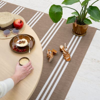 Luxe Buitenkleed Studio M – STRIPES – Dubbelzijdig Vloerkleed Buiten – Buitentapijt 160x220 cm – Beige/Bruin – Tuintapijt met Omkeerbaar Design - 100% gemaakt in België