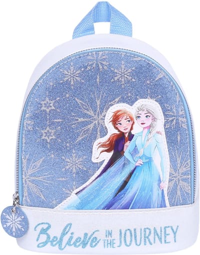 Een kleine, blauw met zilveren glinsterende rugzak met hoofdpersonen uit FROZEN