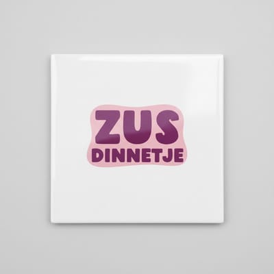 “Zus Dinnetje” Schattige Zus Keramische Tegel – 15×15 cm Roze & Paarse Zus Cadeau Woondecoratie