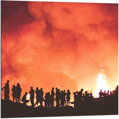 Dibond - Mensen bij Brandend Gebied - 80x80cm Foto op Aluminium (Met Ophangsysteem)