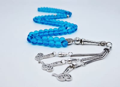 Handgemaakte tesbih "Tasbih" natuursteen " Blauwe kwarts " - Aantal kralen 99 - Diameter kralen 8MM - met metaal tassel "Arabische kalligrafie" - Een mooi cadeau-idee