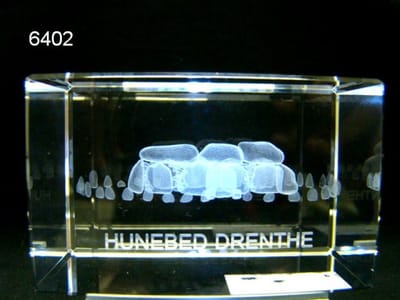 3D Lasergravure Hunebed in Glasblokje – 8 x 5 x 5 cm – Inclusief Geschenkverpakking