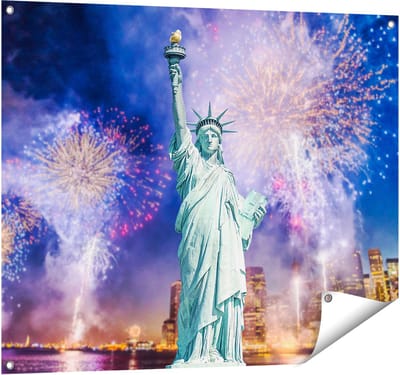 Gards Tuinposter Vrijheidsbeeld in New York met Vuurwerk - 100x80 cm - Tuindoek - Tuindecoratie - Wanddecoratie buiten - Tuinschilderij