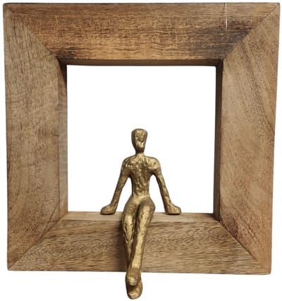 Persoon zittend in een lijst - Muurdecoratie - Mangohout - Goud - 25x25x10 cm