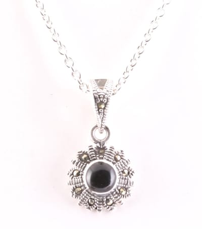 Fijne zilveren hanger met onyx en marcasiet aan ketting