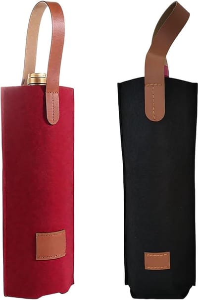 Een set van twee vilten flessentassen met handvatten, die gebruikt kunnen worden om wijnflessen in te dragen of als cadeautas bij gelegenheden zoals bruiloften, dopen en verjaardagen.