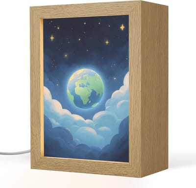Nachtlampje 15x20 cm - Kinder lampje - Planeet - Wolken - Sterren - Blauw - Tafellamp kinderkamer - Slaapkamer lamp - Bedlamp kinderen - Kinderlampje stopcontact - Wandlamp babykamer - Nachtlampjes
