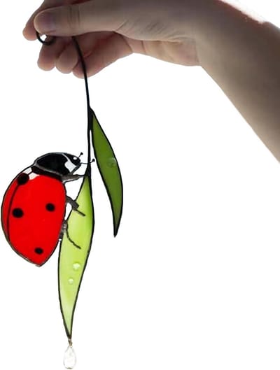 Lieveheersbeestje op een blad, raamhangers, glas-in-lood-effect, ornament, 22 cm, legering hanger, zonnevanger voor woonkamer, slaapkamer, tuinhek, lente- en zomerdecoratie, handgedrukte