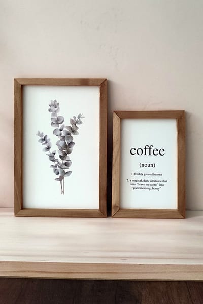 Eenvoudige en Stijlvolle Set van Eucalyptus Bloemen en "Coffee" Opschrift met Houten Lijsten, Hal Muurdecoratieset 32x32 cm