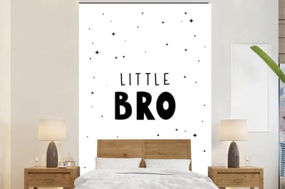 Behang kinderen - Kinderkamer decoratie - Quotes - Little bro - Spreuken - Jongens - Kinderen - Kinderkamer - 200x300 cm - Wanddecoratie Jongenskamer