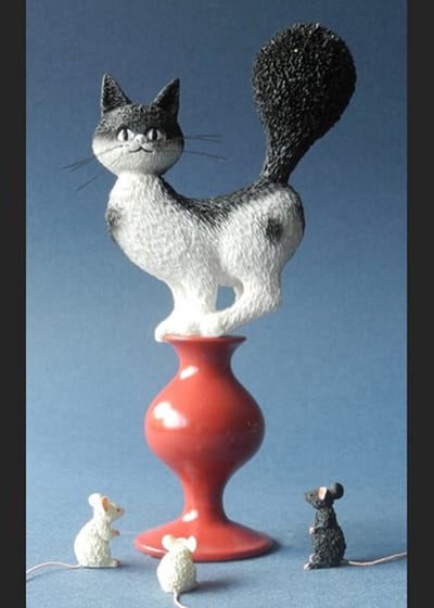 De kat die bang is voor muizen - 17 cm hoog - Parastone dubout cats beeldje