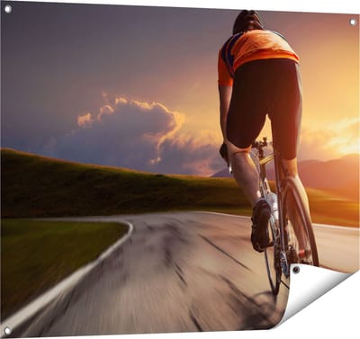 Gards Tuinposter Wielrennen Fietser op de Weg bij Zonsondergang - 100x80 cm - Tuindoek - Tuindecoratie - Wanddecoratie buiten - Tuinschilderij