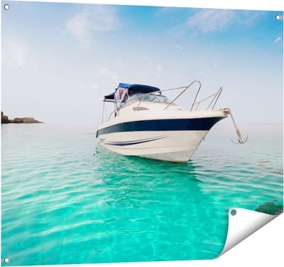 Gards Tuinposter Motorboot aan het Strand met Blauw Water - 100x80 cm - Tuindoek - Tuindecoratie - Wanddecoratie buiten - Tuinschilderij