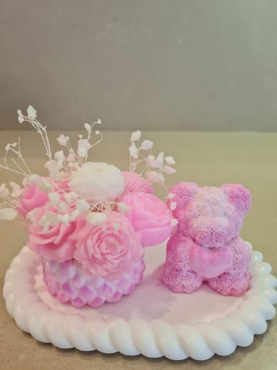 Luxe Cadeauset - Roze Bloemenbeer & Bloemenmand op Tray - 3-Delig - Handgemaakt Design - Roze/Wit