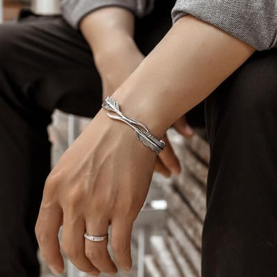 Bracelet Manchette Plume Argentée pour Hommes Femmes Vintage Ajustable Bracelet Jonc Bijoux Mode beige