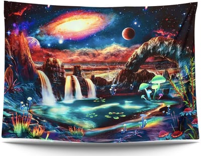 Ulticool Wandkleed 200x150 cm – Heelal Paddenstoel Planeten Sterrenhemel - voor Binnen - Glow in the Dark Decoratie - Wandtapijt Poster Backdrop Frame Mushroom Natuur - Neon Party Verlichting / UV Lamp / Blacklight Lampen