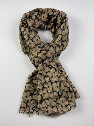 Vrolijke sjaal met bloementjes motief en goud 80% viscose en 20% katoen