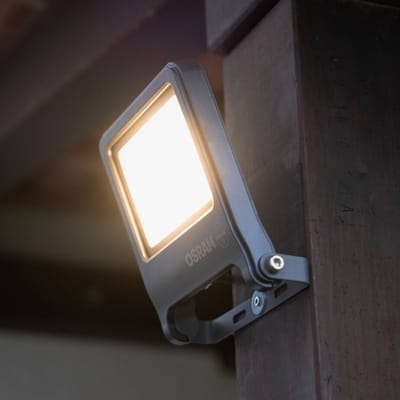 OSRAM ENDURA FLOOD PC 50W LED-schijnwerper, 3000K warm wit, 5000 lumen, IP65-schijnwerper, duurzaam aluminium, 100 lm/W efficiëntie, donkergrijs