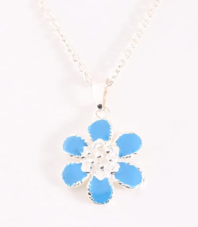 Fijne bloemvormige zilveren hanger met blauwe emaille aan ketting