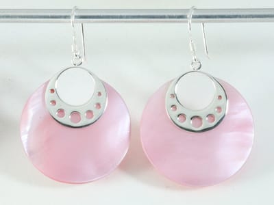 Zilveren oorbellen met grote ronde roze parelmoer