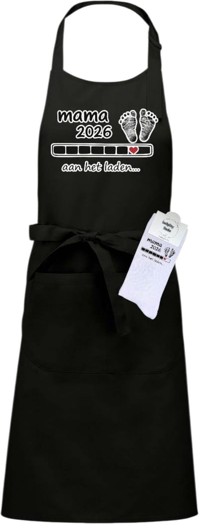 Keukenschort en sokken met tekst - Giftset - Mama 2026 - Moederdag - Vaderdag - Zwart - Verstelbaar - Cadeau idee - Verjaardag - Cadeau dames en heren - Liefste Opa en Oma cadeau - Zwanger Verrassing - Grappig cadeau - Onesize