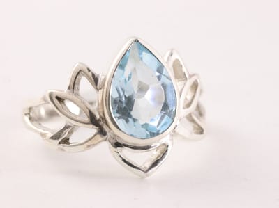 Opengewerkte zilveren lotus bloem ring met blauwe topaas - maat 17