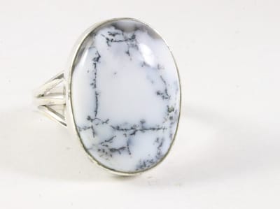 Grote ovale zilveren ring met dendriet opaal - maat 19