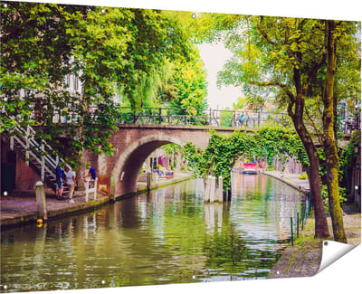 Gards Tuinposter Dichtbegroeide Brug op de Oudegracht in Utrecht - 180x120 cm - Tuindoek - Tuindecoratie - Wanddecoratie buiten - Tuinschilderij
