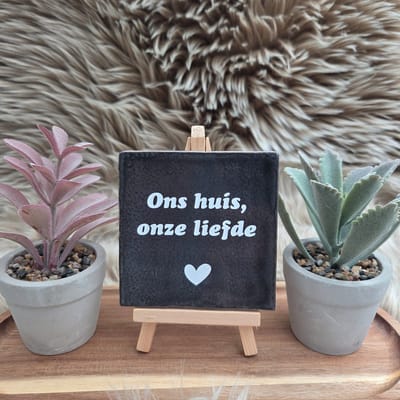 Robuust wenstegeltje “Ons Huis, Onze Liefde” – Liefde Cadeau – Woondecoratie – Relatie – Trendy nu – Valentijn – Handmade – Housewarming – Vriendschap – Decoratief Tegeltje met Standaard – Cadeau Idee