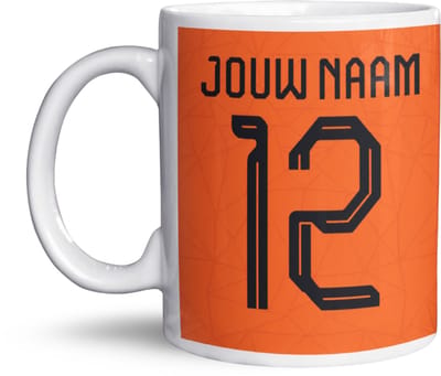 NietMokken.nl - WK Voetbal Mok - Gepersonaliseerde Holland Mok – Oranje Voetbal Beker met Naam & Rugnummer – WK Voetbal Mok – Keramische Koffiemok 325 ml – Vaatwasser- & Magnetronbestendig – Aan beide zijden bedrukt