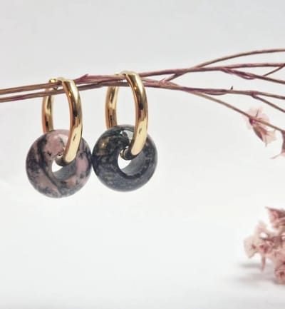 Oorringen met Donut hanger - Rhodoniet - Zwart/Roze (half)edelsteen - Stainless Steel - goudkleurige oorbellen met hanger