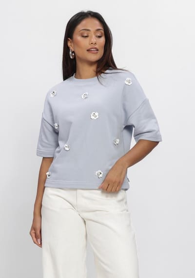 Jansen Amsterdam Noa Trui Sw 170 Sweat Short Sleeve Flower Sequins Truien & vesten Dames - Sweater - Hoodie - Vest- Lichtblauw - Maat L