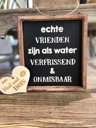tekstlijstje inclusief houten hartje / 20x18cm / met de tekst ; echte vrienden  / natural/black