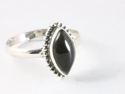 Fijne bewerkte zilveren ring met onyx - maat 18