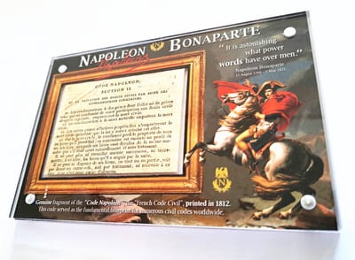 Napoleon Bonaparte - Echt Antiek Boek Fragment vd "Code Napoleon" Burgerlijk Wetboek uit het jaar 1812 - Authentiek in Stevige Acryl Beschermingscapsule - Turning Points in History - Speciale Gelimiteerde Oplage - Uniek Frankrijk Film Souvenir Cadeau