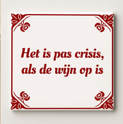 Grappige Wijn Tegel 15x15cm – “Het is Pas Crisis als de Wijn op is” – Humoristische Rode Keramische Wanddecoratie – Leuk Cadeau voor Wijnliefhebbers