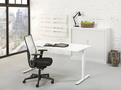 Ergonomisch design t-poot bureau Teez breed 80CM diep 60CM bladkleur Robson Eiken framekleur Aluminium (RAL9006)