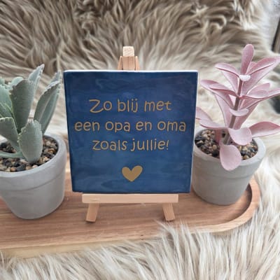 Robuust wenstegeltje – Zo Blij met een opa en oma zoals Jullie – 10x10 cm – Spreuktegel – Cadeau voor opa en oma – Trendy nu – Zomaar – Familie – Decoratief Tegeltje met Standaard – Cadeau Idee
