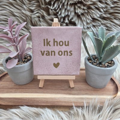 Robuust Spreuktegeltje – Ik Hou van Ons – Hip trendy tegeltje – 10x10 cm – Cadeau voor Partner, Valentijn of Jubileum – Stijlvol en Persoonlijk Woonaccessoire - Zomaar - Voor jezelf - Deco – Trendy nu – Wenstegeltje