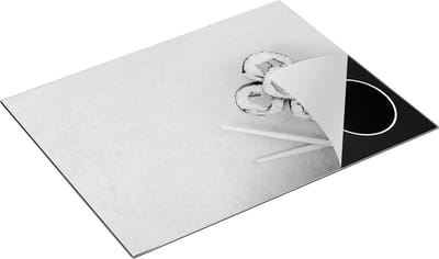 Chefcare Inductie Beschermer Sushi met Stokjes op een Grijze Achtergrond - Zwart Wit - 77x59 cm - Afdekplaat Inductie - Kookplaat Beschermer - Inductie Mat
