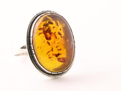 Ovale zilveren ring met amber - maat 17