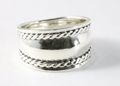 Brede hoogglans zilveren ring met kabelpatronen - maat 17