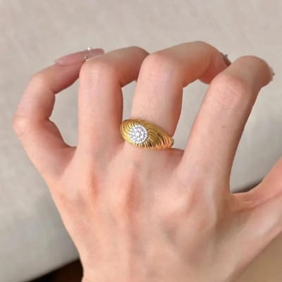 Licht luxe vintage diamanten ingelegde gedraaide ringen voor dames hofstijl Hoge kwaliteit mode ronde kristallen ring fijne sieraden resizable beige