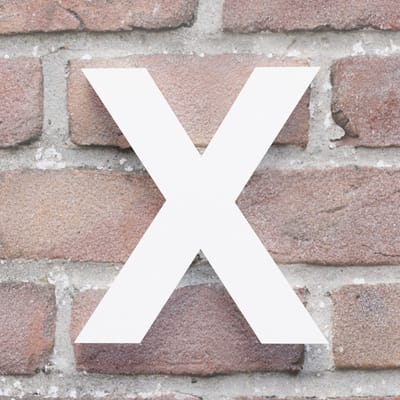 Huisnummer Arial X wit - Maat: Klein (10 cm) - blinde bevestiging - Huisnummerbord